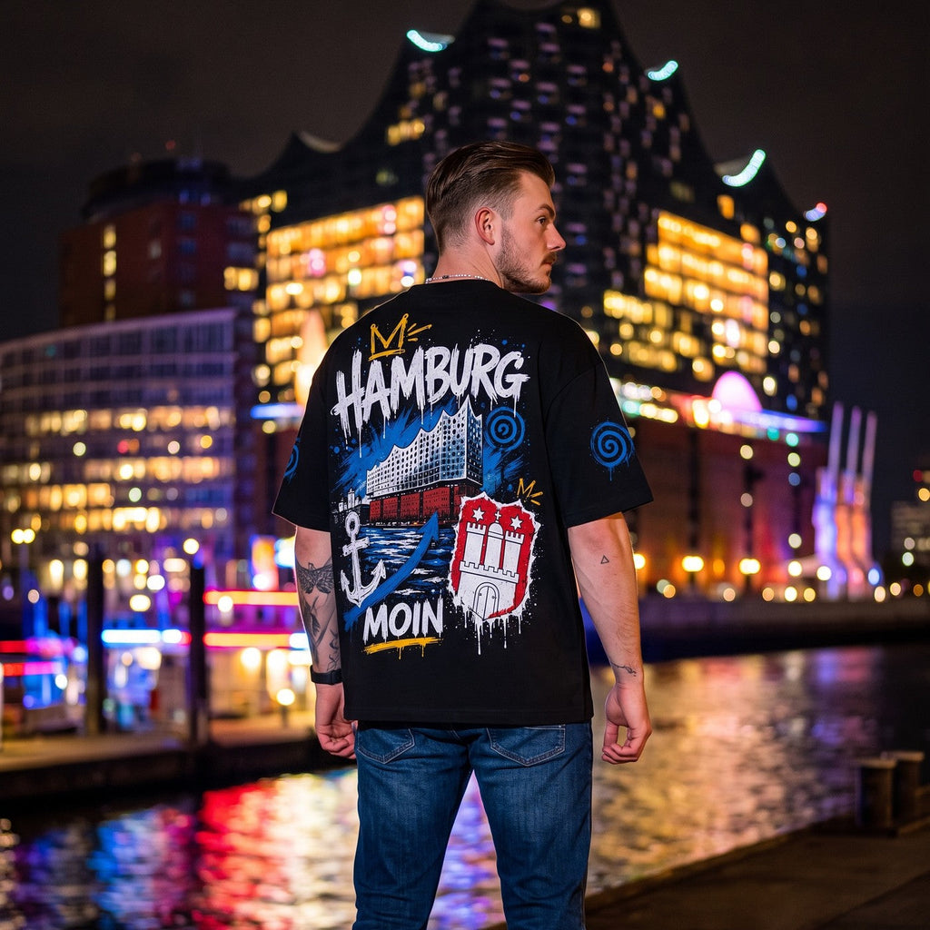 Elphi Moin Wappen Shirt Schwarz, am Model vor der Elbphilharmonie bei Nacht