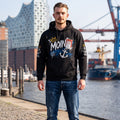 Speicherstadt Elphi Hoodie Schwarz, am Model vor der Elbphilharmonie