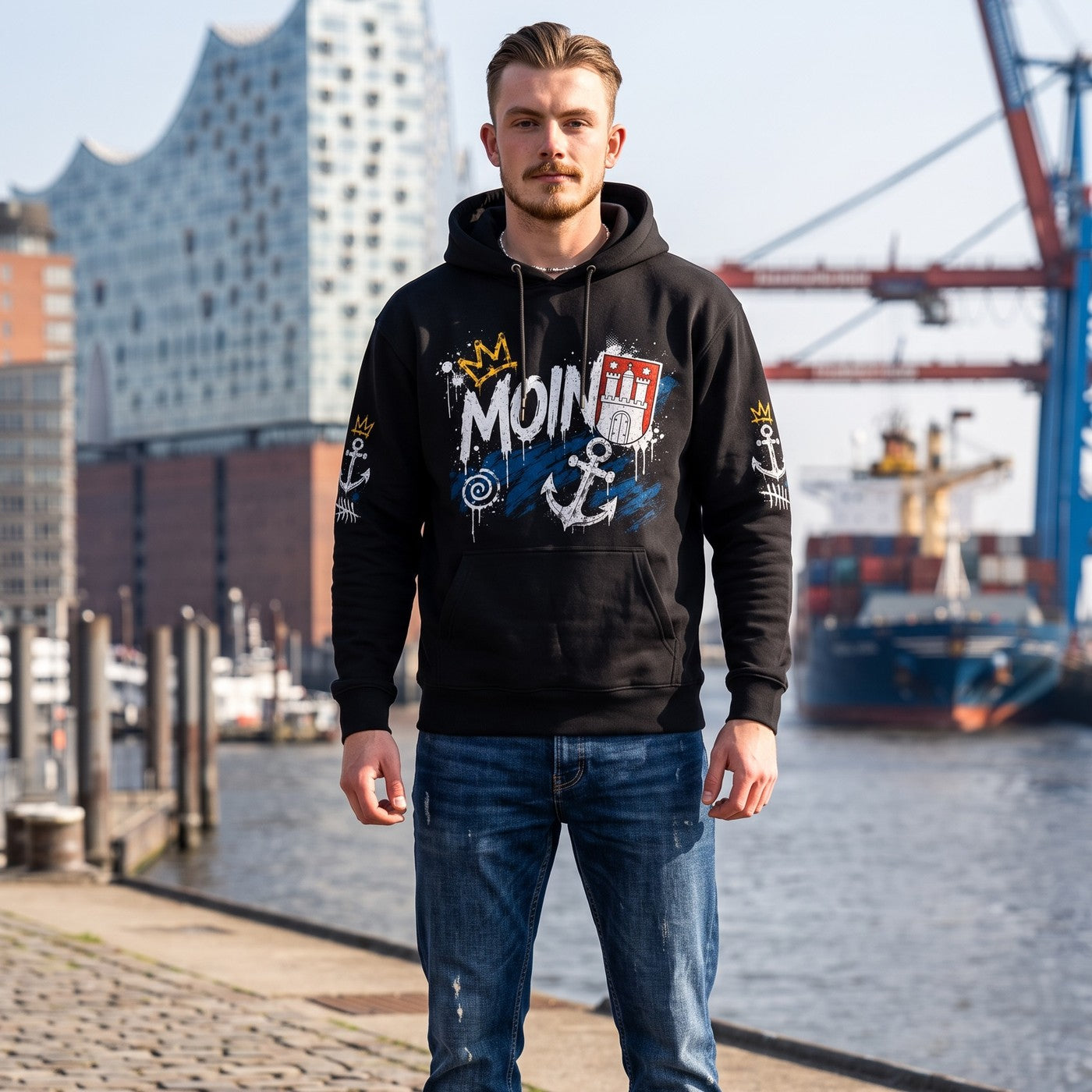 Speicherstadt Elphi Hoodie Schwarz, am Model vor der Elbphilharmonie